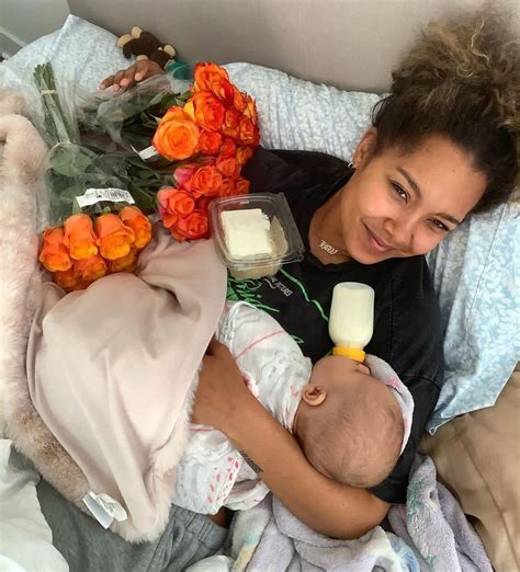 Parker McKenna Posey Reveals She Welcomed First。